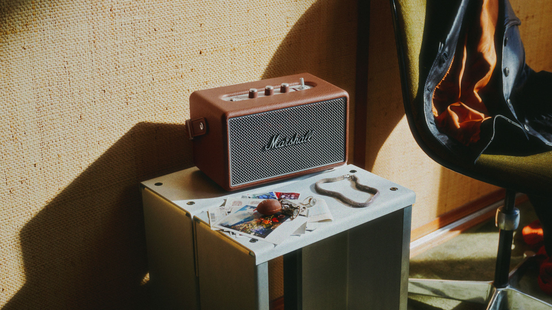 Kilburn III 經典復古棕優雅登場！「可攜式家用喇叭」新標竿，續航、音場與美學的巔峰進化