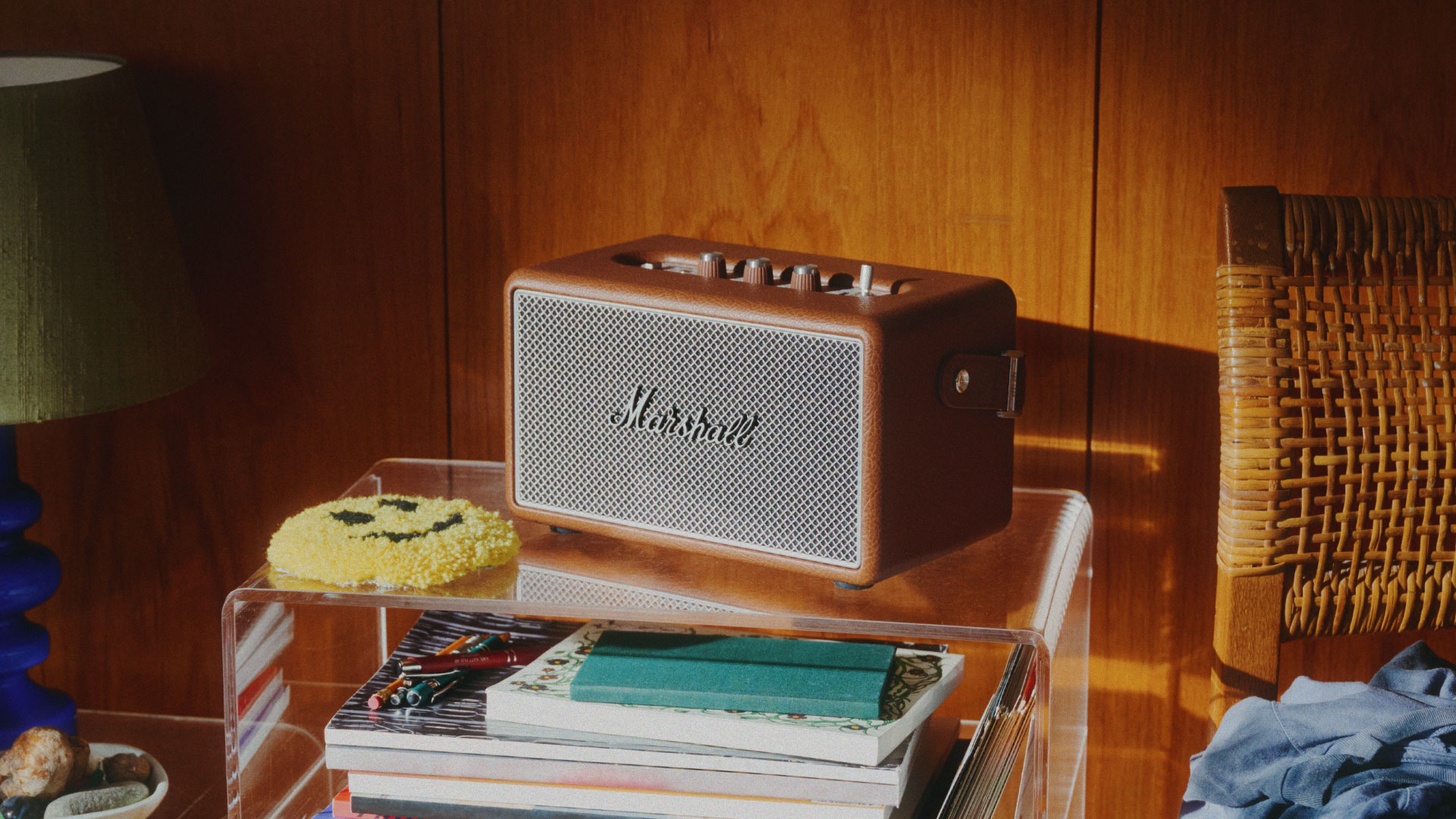 全新「復古棕」配色，將沉穩的荔枝皮革紋理與大地色調完美結合