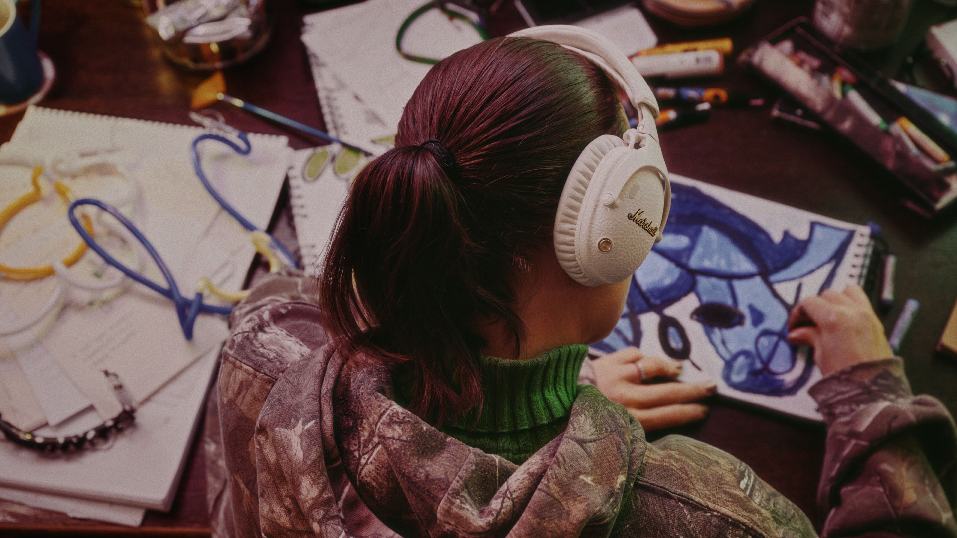 專為真實音樂愛好者量身打造，結合經典皮革質感與全新 Soundstage 音頻技術，完美適配飛行與通勤時光