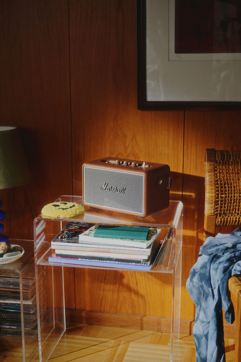 全新「復古棕」配色，將沉穩的荔枝皮革紋理與大地色調完美結合