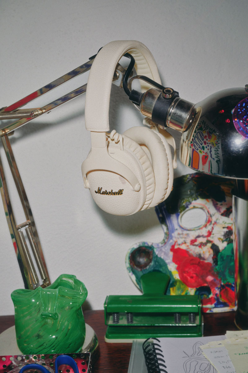 專為真實音樂愛好者量身打造，結合經典皮革質感與全新 Soundstage 音頻技術，完美適配飛行與通勤時光